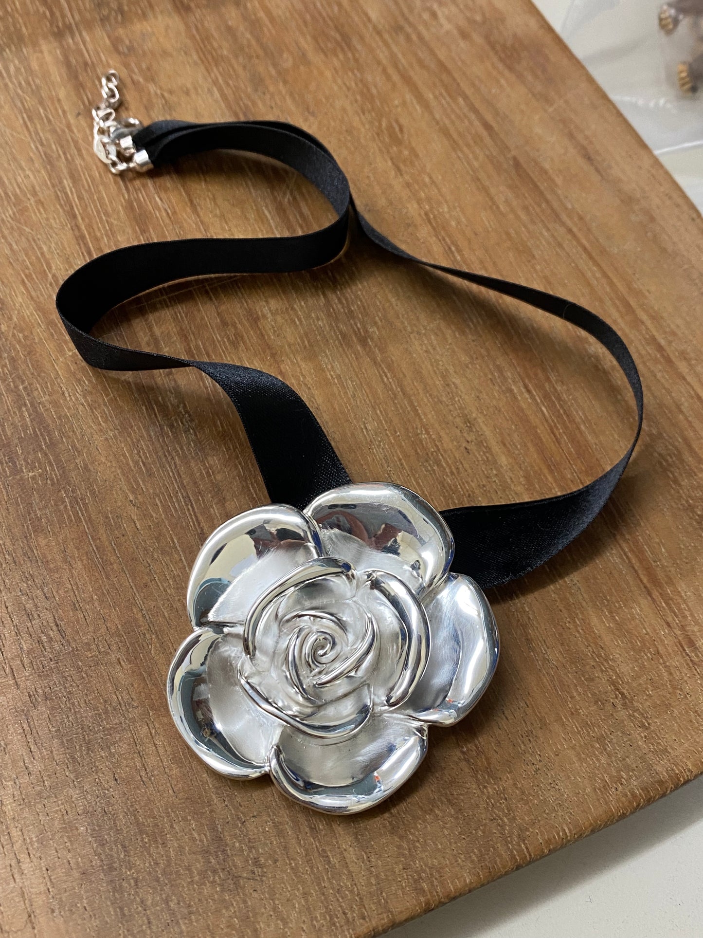 925 Milor Flower Nck 1220